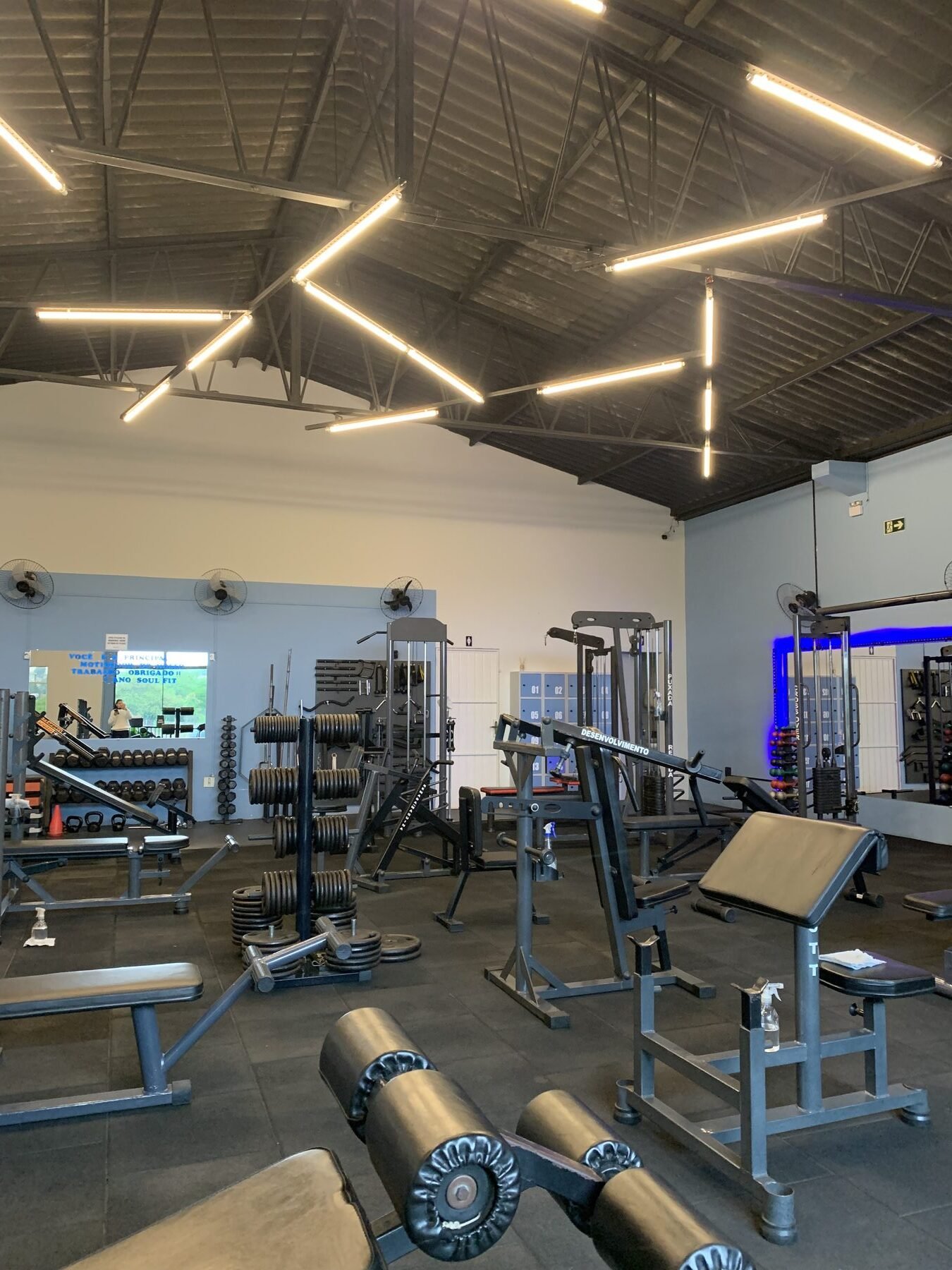 Bancos e equipamentos de musculação